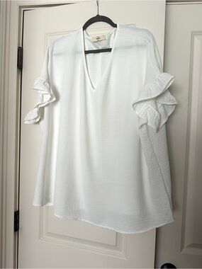 entro EUC Plus size White Ruffle Sleeve V-Neck Blouse